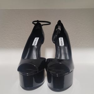 Steve Madden Black Patent Peep Toe heels with Ankle Strap - Size 7.5M